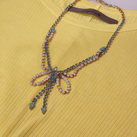 Excellent!! Gold-Toned Cupid’s Bow Blue-White Iridescent Rhinestone Necklace - Picture 3 of 10